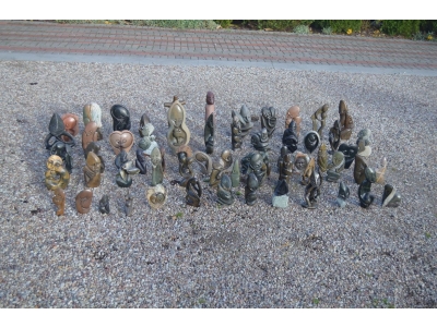 Wszystkie figurki kamienne zostały przywiezione z Zimbabwe. Często są nazywane Shona Art od plemienia zamieszkującego te tereny